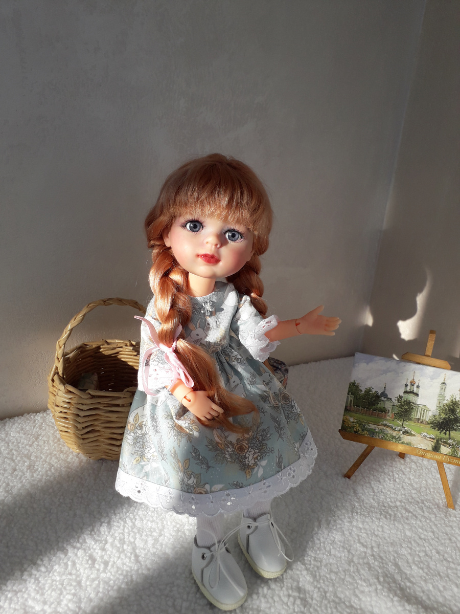 Выражение лица дополняется причёской и платьем