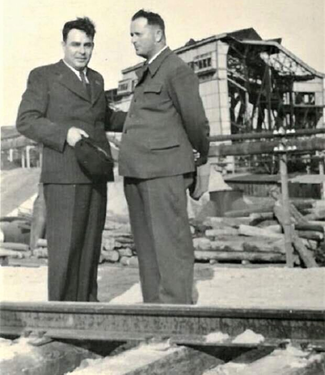 Леонид Брежнев с министром строительства предприятий тяжелой индустрии СССР П.А. Юдиным на «Запорожстали».