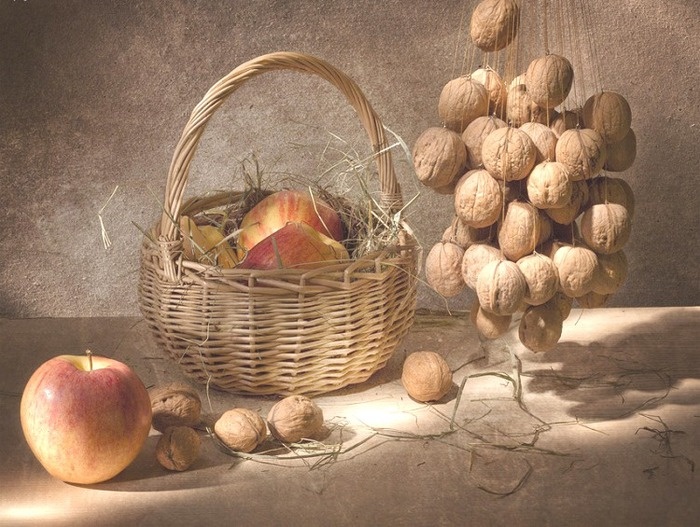 "Ореховый Спас", источник: https://goodprints.ru/fony/orehi-na-kartinah-hudozhnikov