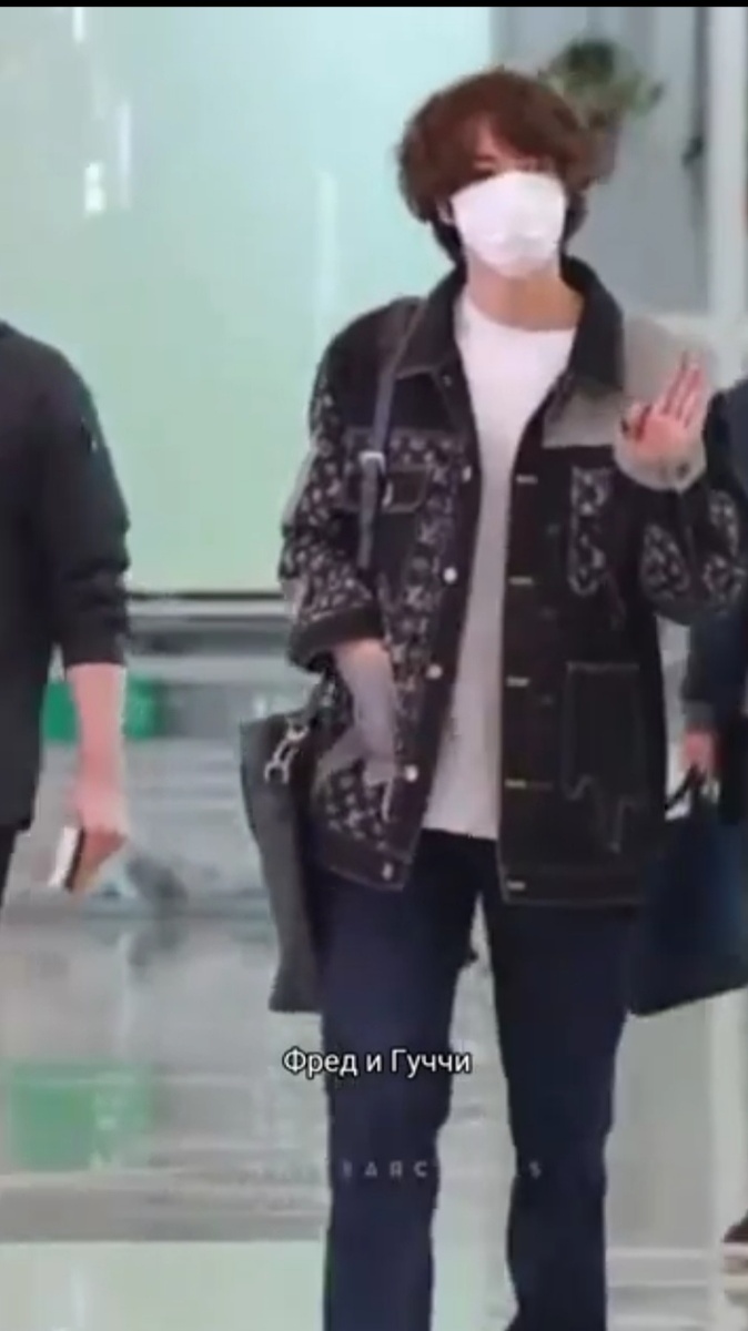 Сокджин, стройный, ладненький, одет с иголочки, красавчик, в общем. И осанка!