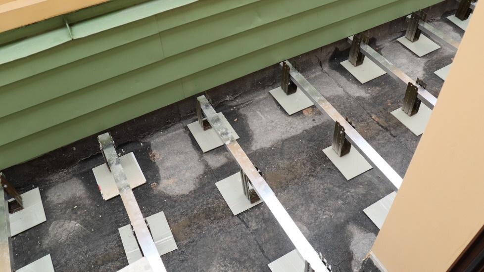 Металлическая лаговая конструкция на балконе с гидроизоляционным слоем на опорах РПО-Венти
