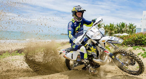 Гонщик на питбайке.