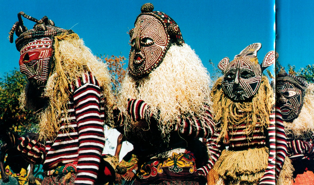 Источник: https://chaudron.blogspot.com/2016/02/makishi-death-dances-for-living-people.html