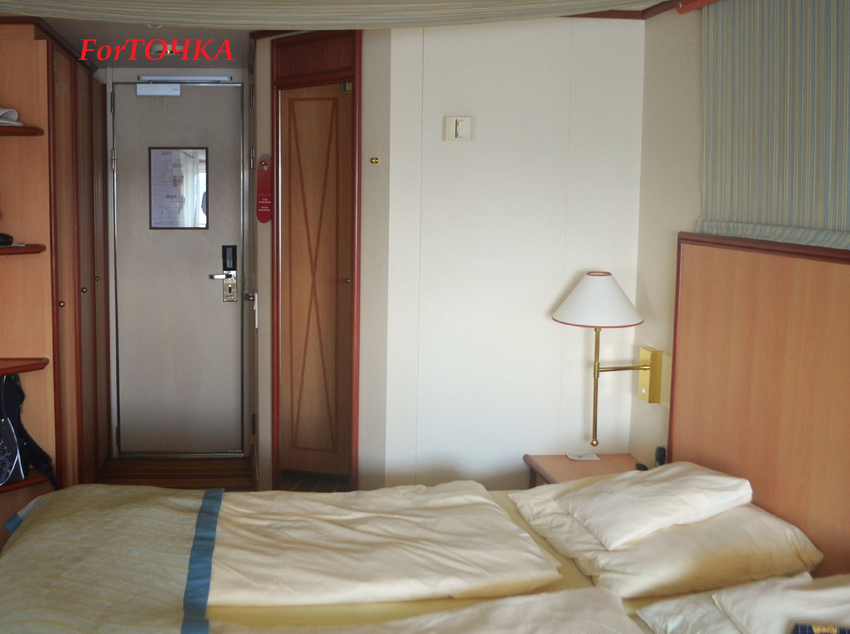 Двуспальная кровать обладала не только удовлетворяющей шириной, но вполне удобным матрасом. А вот подушки показались жидковатыми