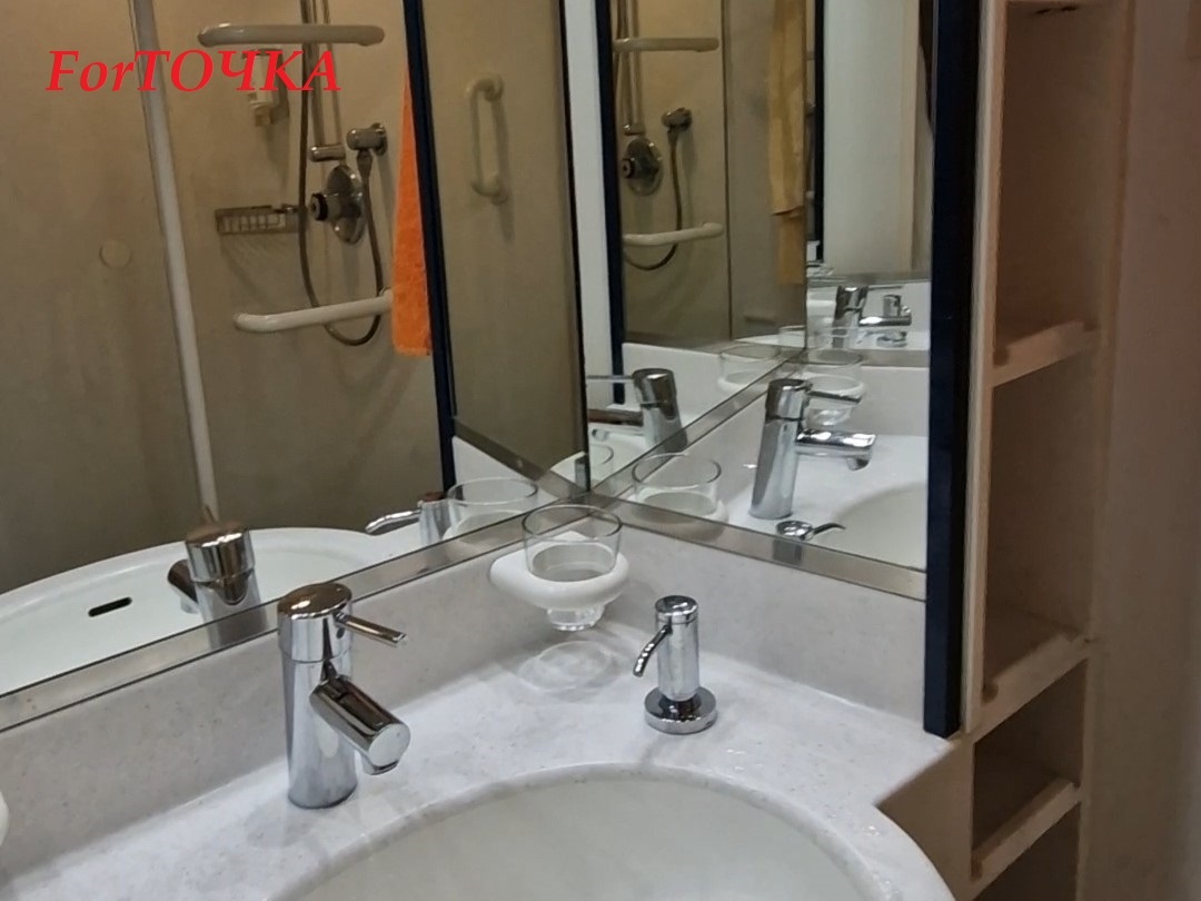 Большое количество полочек рядом с раковиной – возможность расставить все свои баночки-скляночки там и не затруднять горничным процесс уборки