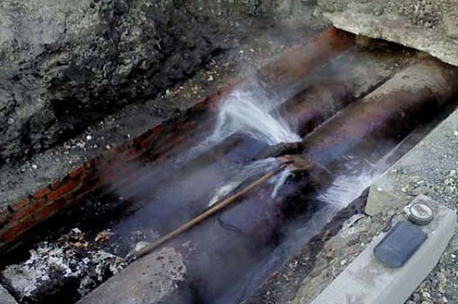 Можно сказать - картинки с нашего двора ...  Если сейчас дать отопление в сети, то такая картина будет по всему городу..  А тепловикам волноваться - тарифы ещё поднимут и будет у них все в шоколаде, а люди .... 