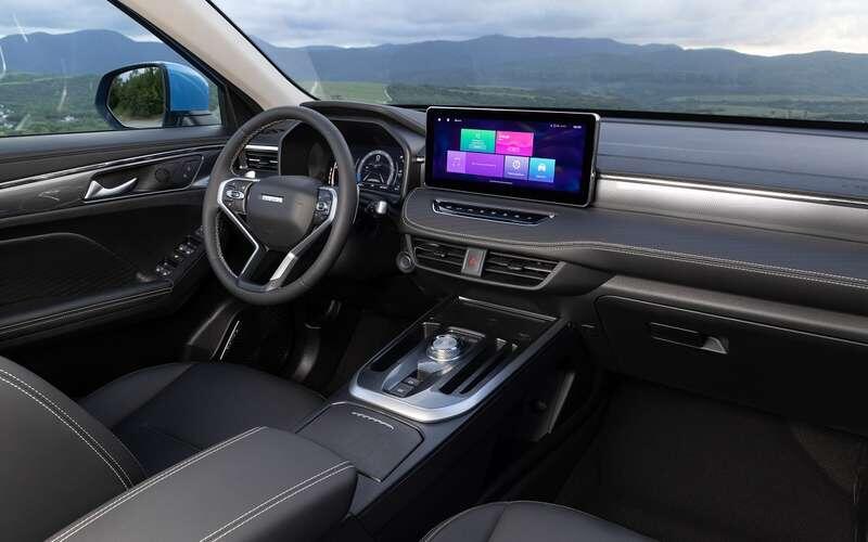    Не всем нравится шайба-крутилка вместо традиционного рычага автоматической трансмиссии и слишком тонкий обод руля, но это из разряда мелких придирок.