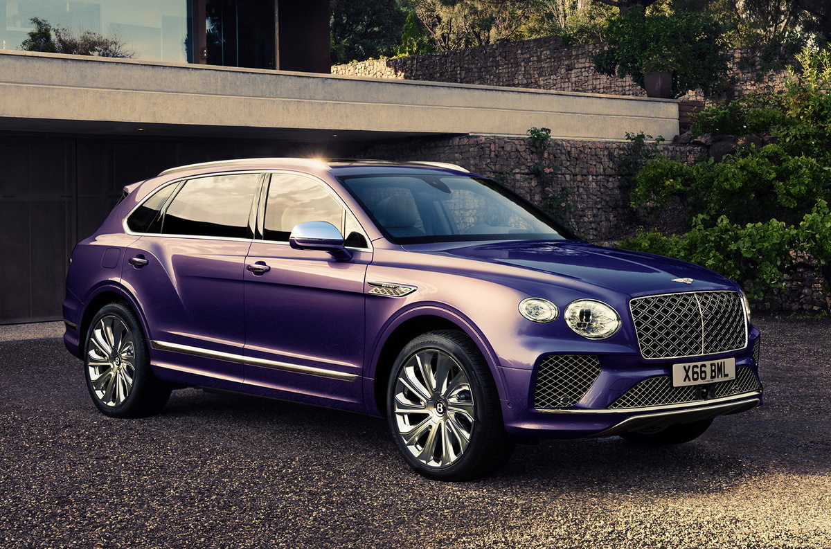    Обычными Bentley Bentayga в России никого не удивить, но длиннобазные версии для нас редки, ведь мировые поставки начались в конце 2022 года. Британская марка выделяет кроссовер-лимузин в отдельную модель, поскольку на разработку и доводку такой модификации потрачена девятизначная сумма. От исходной Bentayga версия EWB отличается растянутой на 180 мм задней дверью, расширенным набором базового оборудования и полноуправляемым шасси. В Россию ввезено по меньшей мере 15 удлинённых кроссоверов Bentley, в столичных автосалонах такие машины есть в наличии по цене от 34 до 50 миллионов рублей.   
Bentley