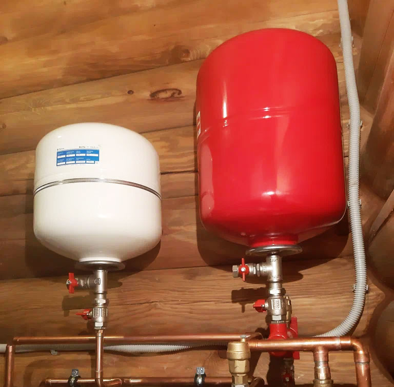 рисунок с сайта https://prometey54.ru/info/articles/tverdotoplivnye-kotly/rasshiritelnyy-bak-dlya-otopleniya-kakoy-vybrat-i-kak-ustanovit/