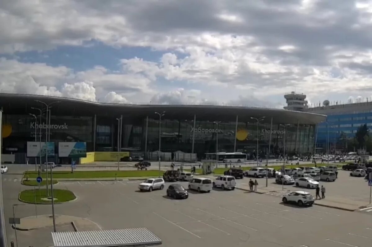    В Хабаровске сняты с рейса пассажиры на Сахалин, устроившие дебош на борту