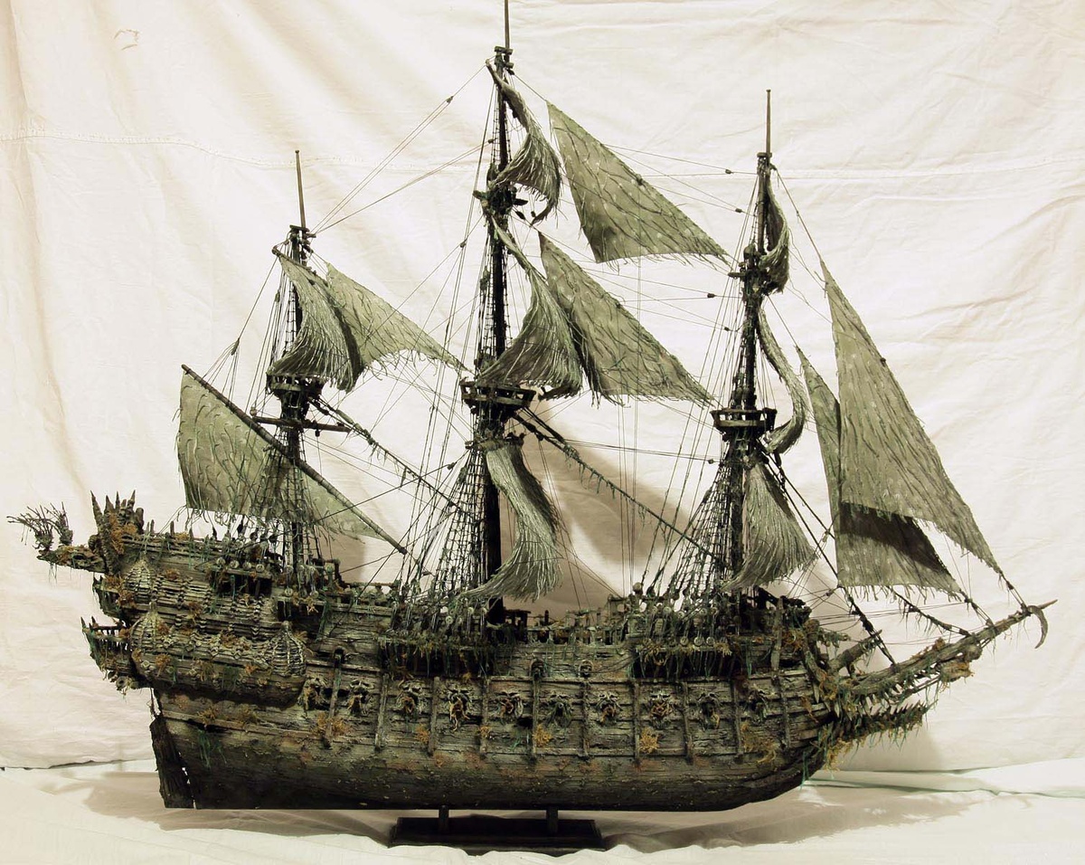 Модель призрачного корабля "Летучий голландец", построенного по мотивам фильма "Пираты Карибского моря". Масштаб 1/55. Автор - Анатолий Печников, г.Тула, © 2019 год. Авторские права фото - Анатолий Печников