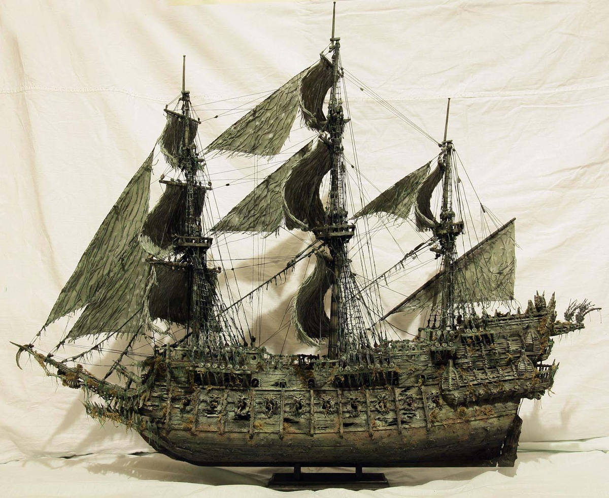 Модель призрачного корабля "Летучий голландец", построенного по мотивам фильма "Пираты Карибского моря". Масштаб 1/55. Автор - Анатолий Печников, г.Тула, © 2019 год. Авторские права фото - Анатолий Печников