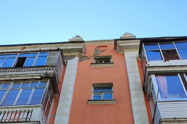    На доме глубокие трещины, обваливается штукатурка. Фото: Красноярское региональное отделение ОНФ