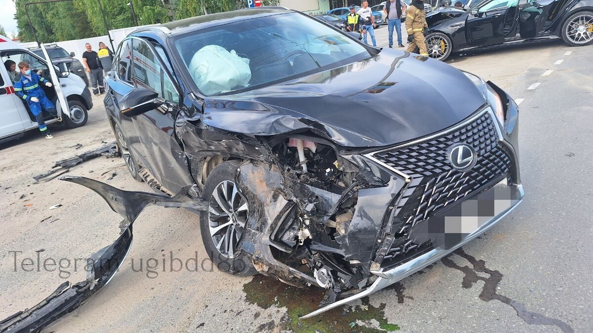    Lexus и Mersedes столкнулись в Пыть-Яхе, пострадали оба водителя