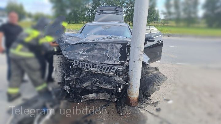    Lexus и Mersedes столкнулись в Пыть-Яхе, пострадали оба водителя