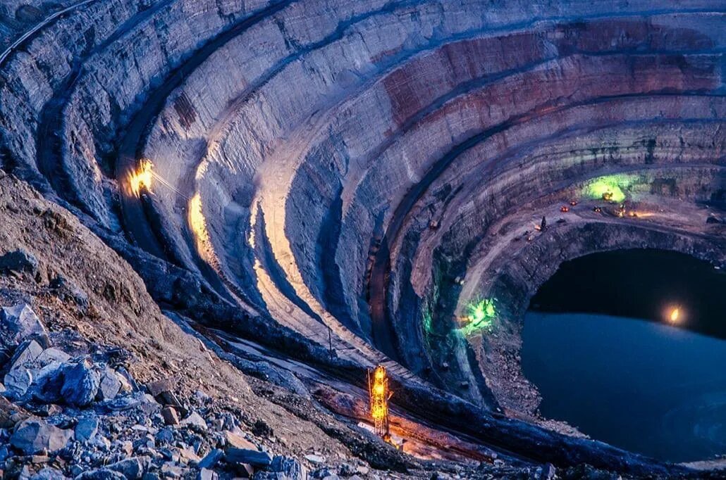 Фото еще функционирующего карьера 