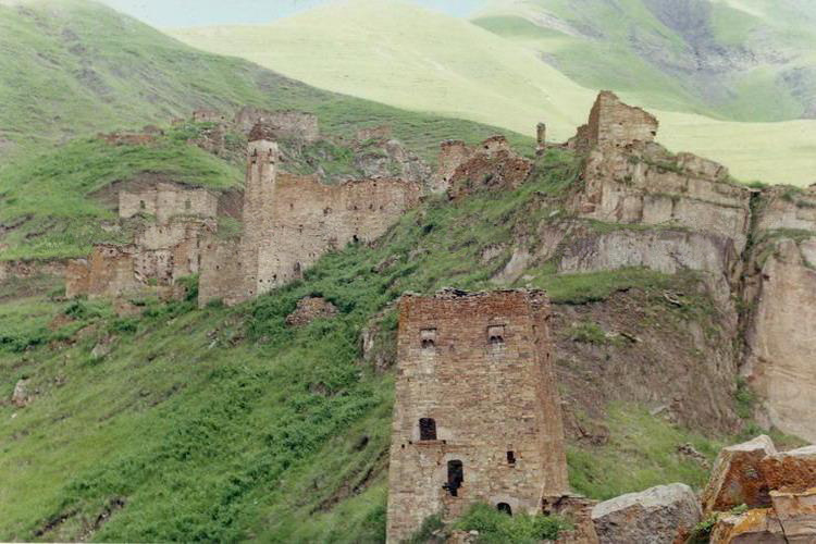 Никарой (чечен. Никара) — древний башенный комплекс, один из наиболее сохранившихся памятников средневекового зодчества Чеченской Республики.