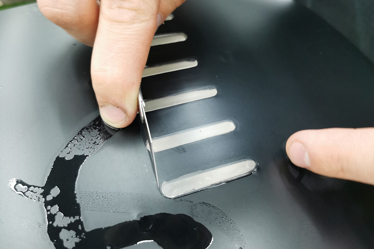 Аккуратно, подрезанная пленка не видна в стыках. Выбирайте проверенных мастеров.