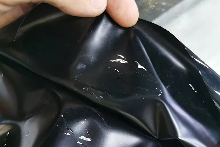 На фото крашеный полиуретан. При слипании клея друг к другу он вырывает сам себя. Я бы не рекомендовал клеить авто таким материалом. Потому что краска с полиуретана может въесться в лак авто.