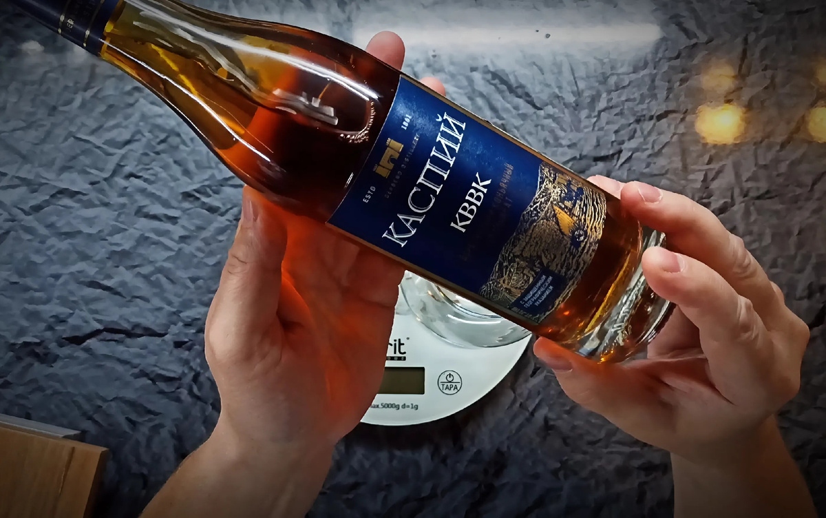 Бутылка коньяка «Каспий КВВК»