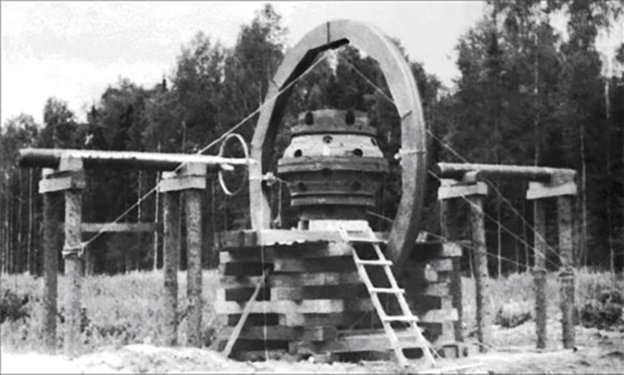    При изготовлении первая советская атомная бомба была зашифрована как «реактивный двигатель специальный». Она создавалась в двух вариантах: с применением плутония-239 (РДС-1) и урана-235 (РДС-2). В 1948 году разработчики сконцентрировались на плутониевом варианте / ФГУП РФЯЦ-ВНИИЭФ