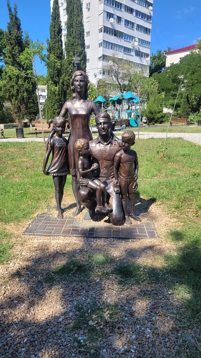 Памятник семье