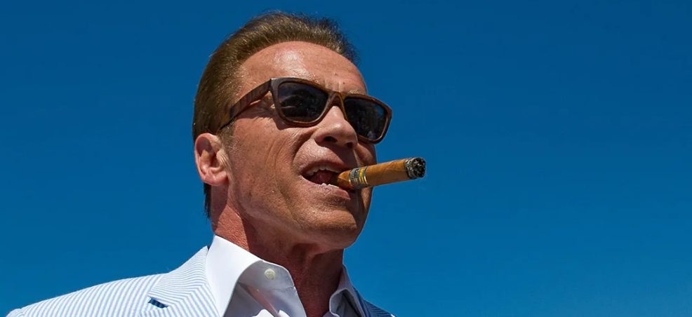 Arnold Schwarzenegger smokes
