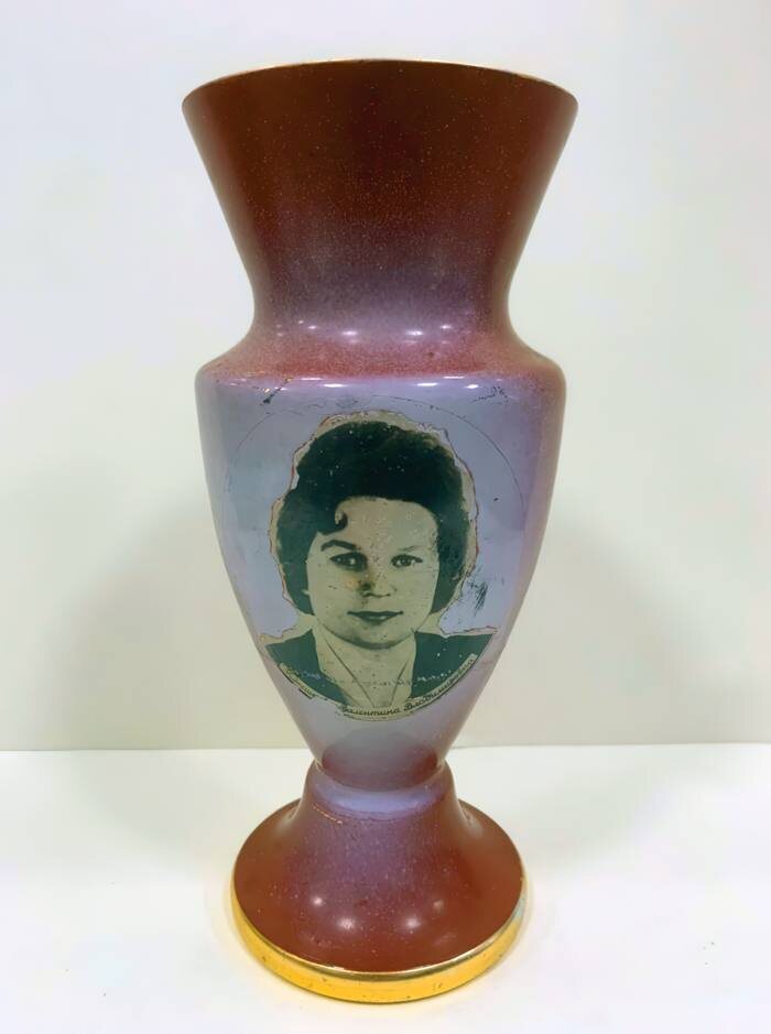 Ваза с портретом космонавта Терешковой В.В. Из фондов ФГБУК «Музей-заповедник Ю.А. Гагарина»