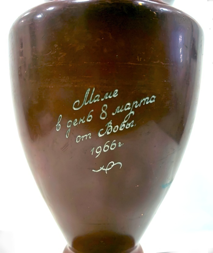 Ваза с портретом космонавта Терешковой В.В. Из фондов ФГБУК «Музей-заповедник Ю.А. Гагарина»