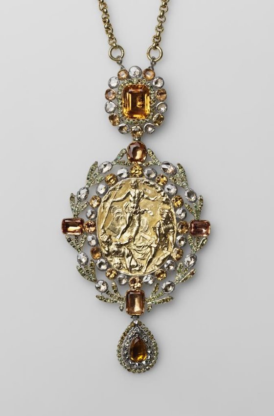 Панагия с цепочкой. Подарок митрополиту Платону от кн.Г.А.Потемкина. Россия, 1776 г. Размеры: 16 х 8 см (Панагия); длина: 78 см (с цепью); размер: 55 х 8 см (общий).