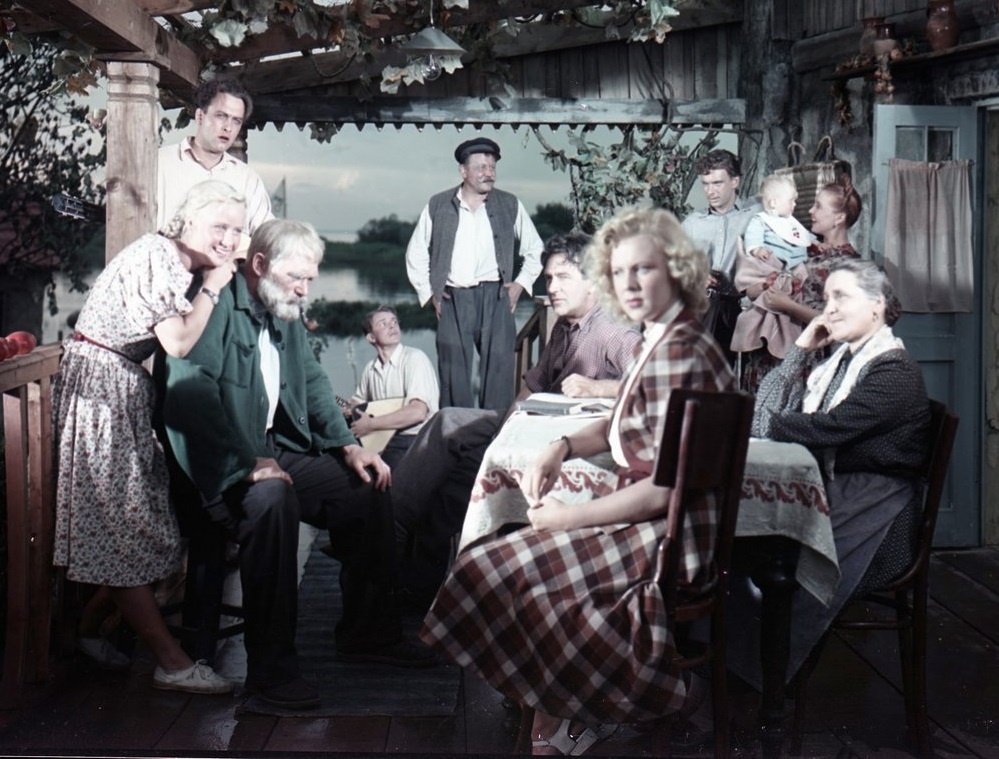 Кадр из фильма «Большая семья» (1954). Кинопоиск.ру.