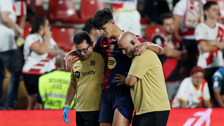    Марк Берналь покидает поле после полученной травмы. Reuters