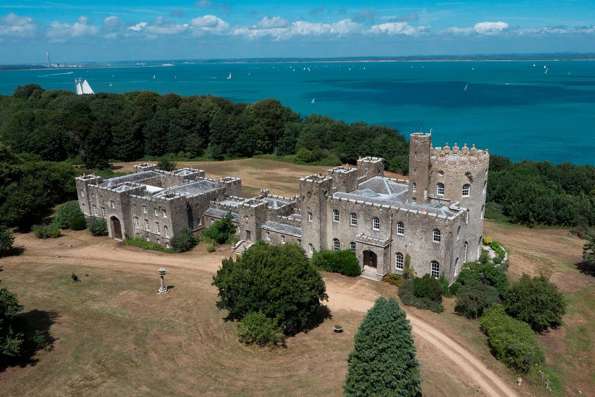 С такими видами замок классный. Но серый, холодный. Хотя военного значения не имел