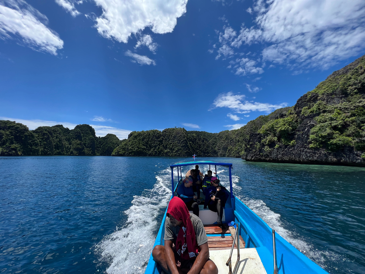 Наша команда - пять пытливых сноркелеров, капитан лодки и его помошник.