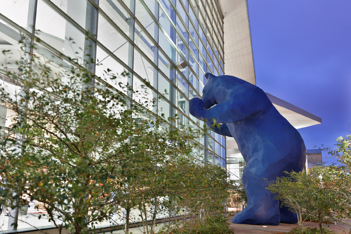 Синий медведь возле конференц-центра в Денвера. Фото: Shutterstock 
