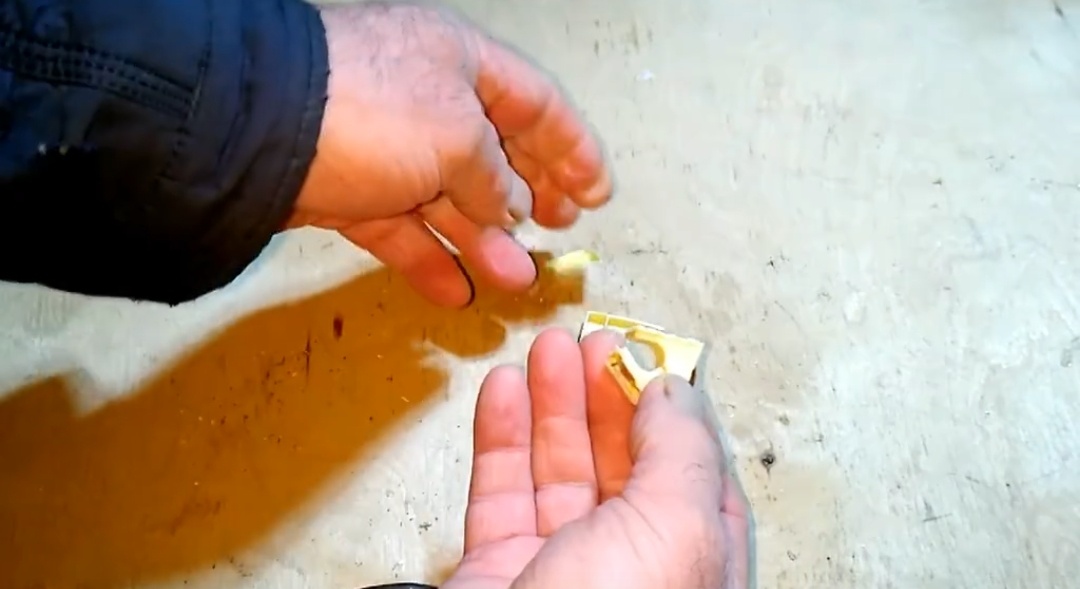 От времени прищепка ракрошилась