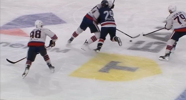 Даниил Вовченко получил тавму в матче с «Нефтехимиком». Скриншот трансляции