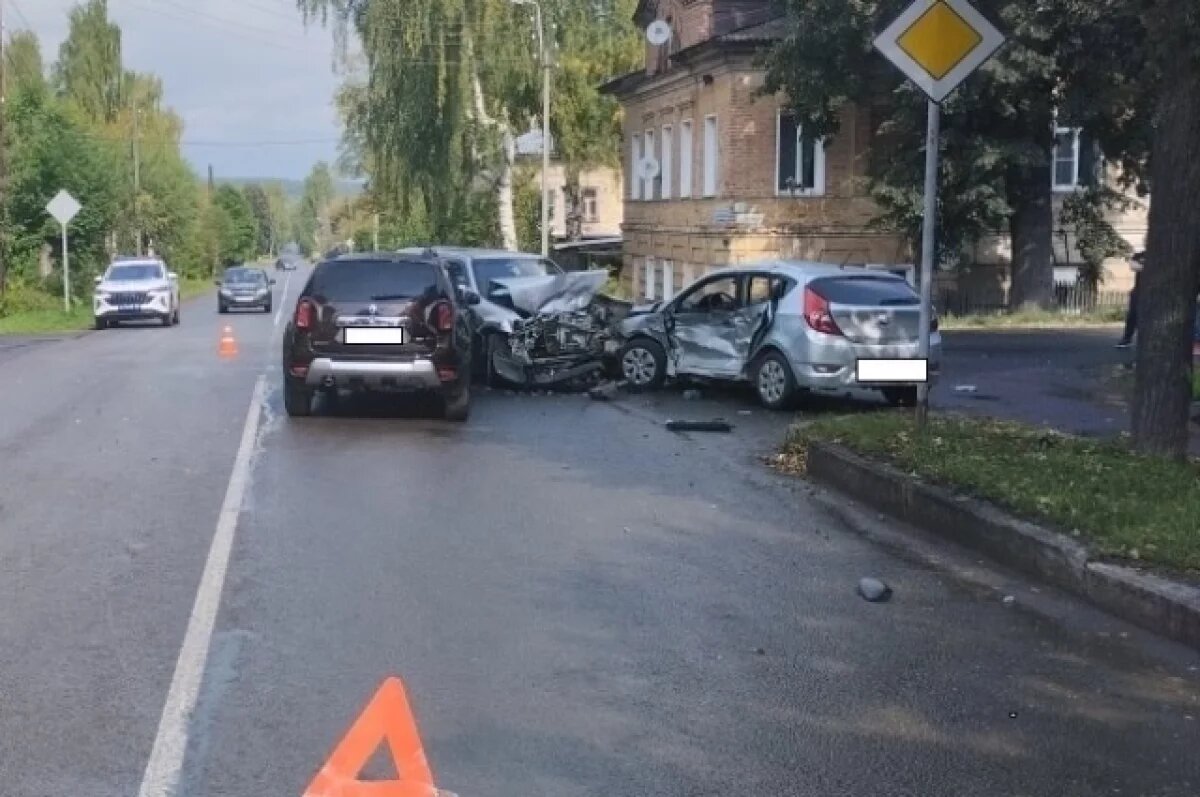    Опубликованы фото массового ДТП с разбившимся водителем в Кировской области