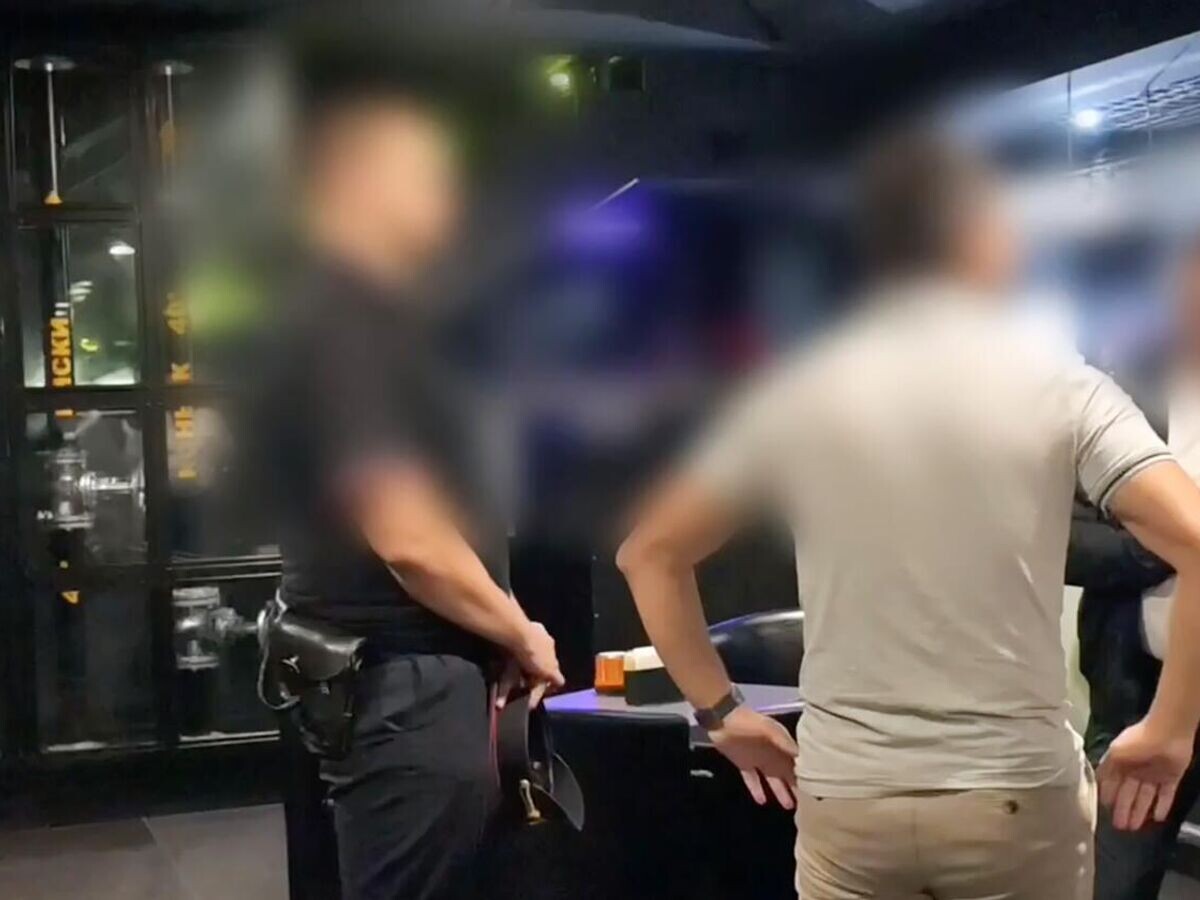    Астраханские полицейские установили личности организаторов и участников скандальной ночной вечеринки© Астраханская полиция/Telegram