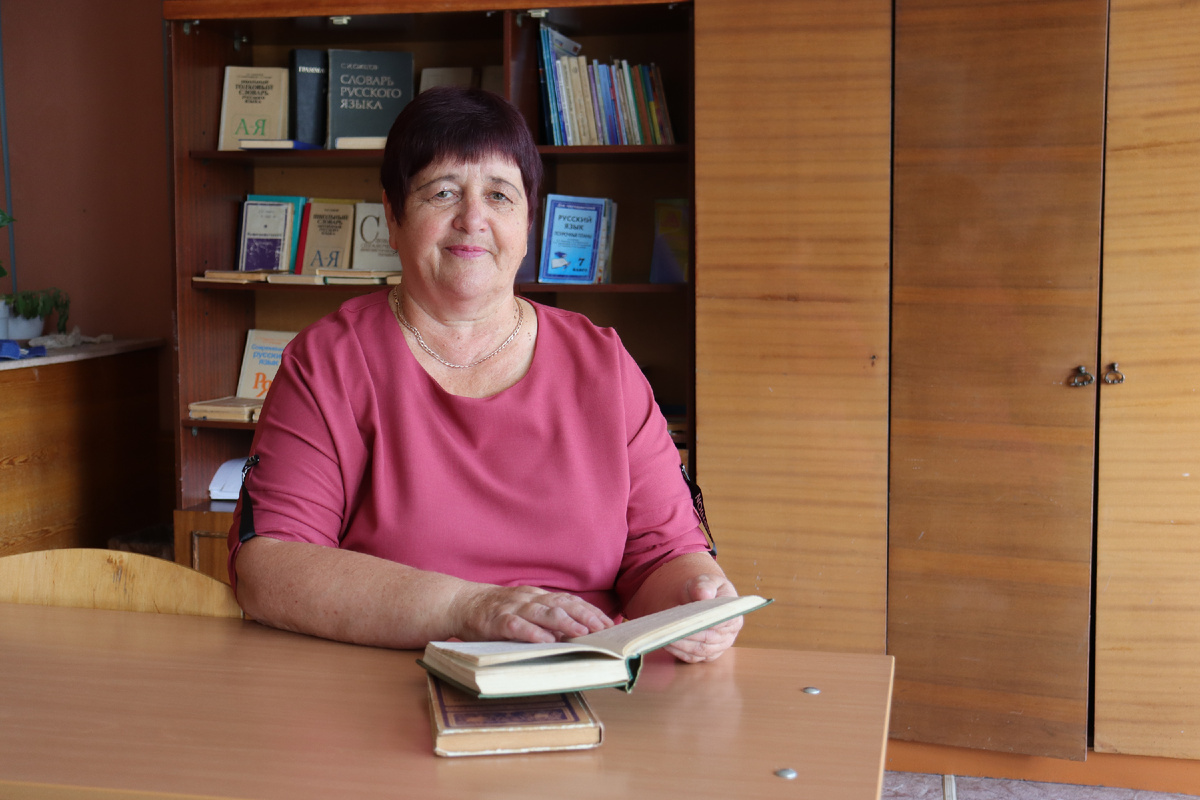 УЧИТЕЛЬ РУССКОГО ЯЗЫКА И ЛИТЕРАТУРЫ ВОЗНЕСЕНСКОЙ ШКОЛЫ ЛЮБОВЬ БУЙКО. /ФОТО ИРИНЫ КОРШИН, "ПРИСАЯНЬЕ" 
