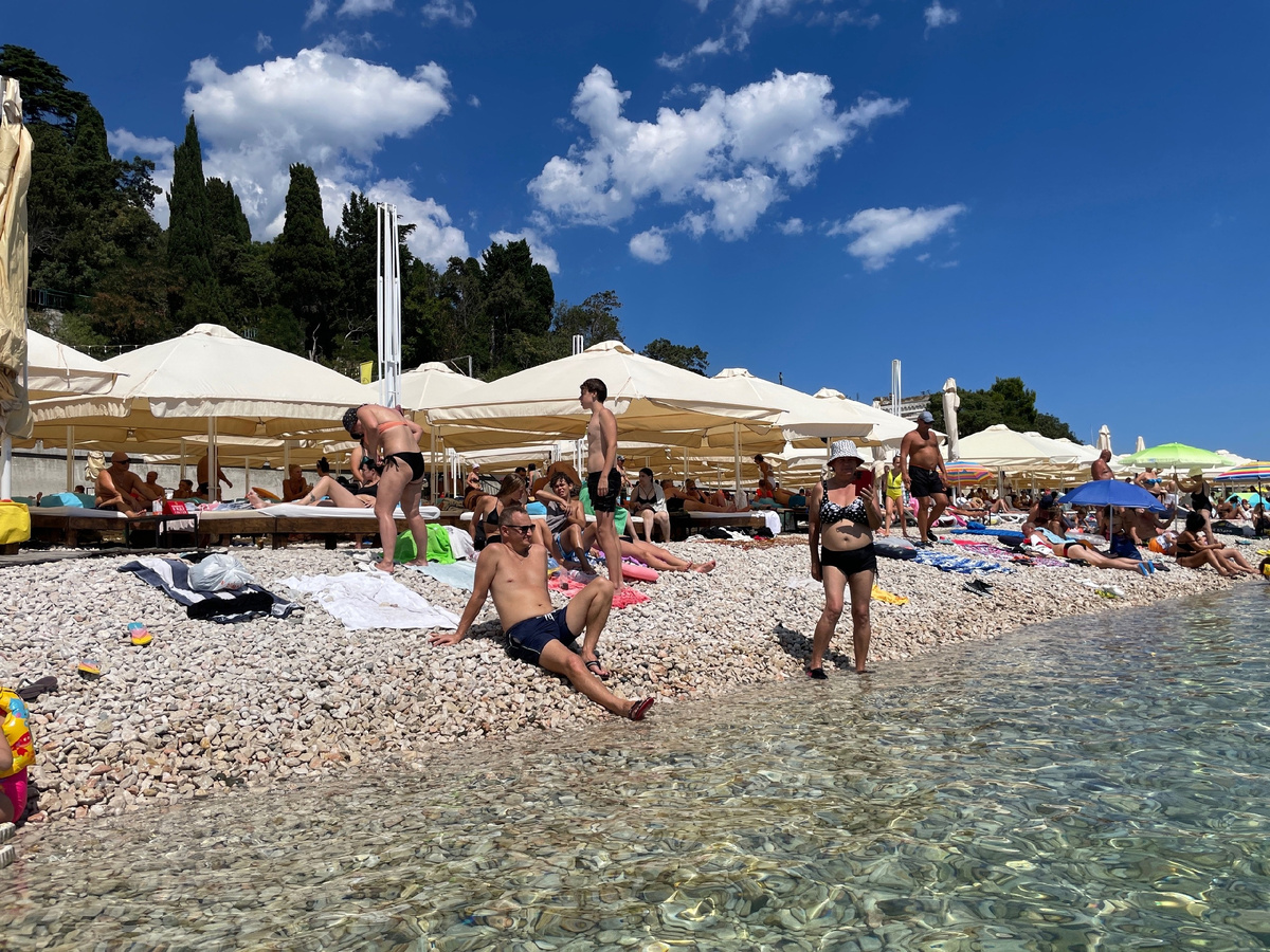 На пляже есть прокат шезлонгов, мягких кроватей и зонтов