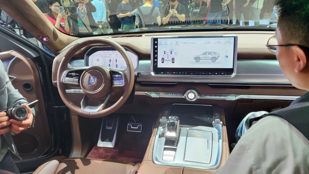 Салон внедорожника Tank 700 Hi4-T