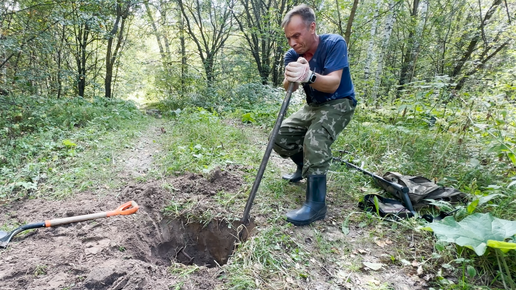 Прямо посреди заброшенной дороги обнаружил мощный металлический сигнал.