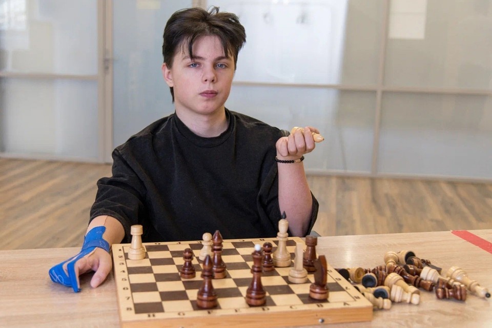    Пока волейбол недоступен, Кирилл осваивает шахматы Личный архив