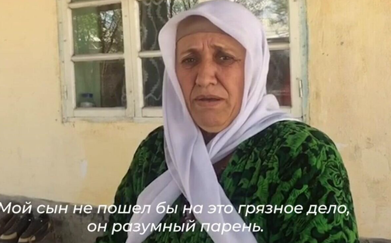 Стоп-кадр из видео с матерью Мирзоева*. Ролик РИА Новости