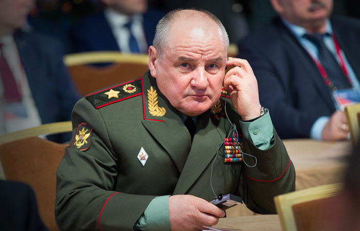Бывший заместитель министра обороны РФ Павел Попов. На своем посту Попов проработал почти 11 лет, с ноября 2013. Награжден орденами «За заслуги перед Отечеством» IV степени, Александра Невского, Почета и Дружбы.