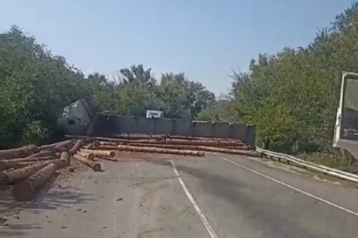    Из-за ДТП с лесовозом перекрыли движение по дороге Оренбург-Орск