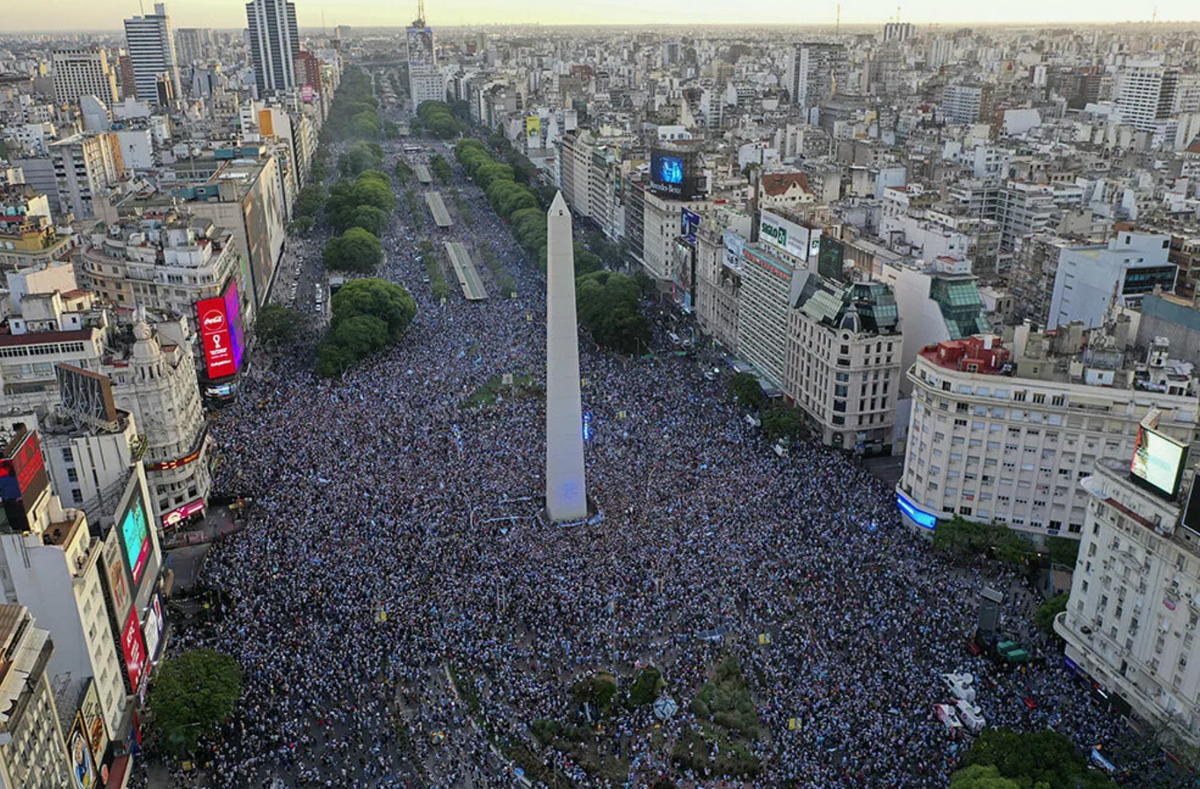 Так столица Аргентины радовалась выходу своей сборной по футболу в финал ЧМ