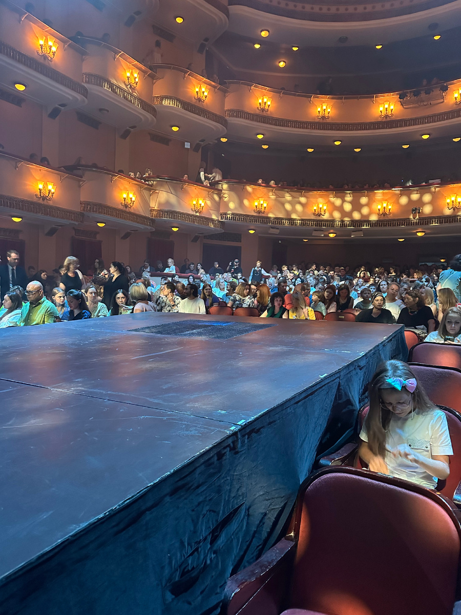 Зал в ожидании. Фото автора.