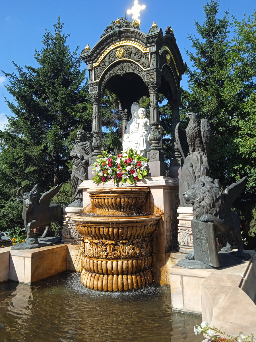 Фонтаны в парке.